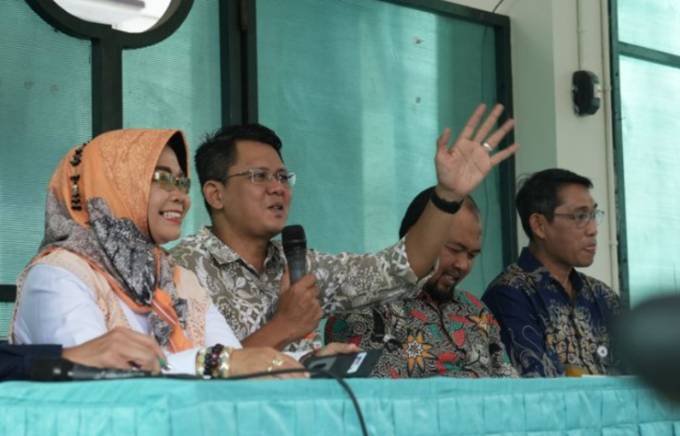 Wakil Bupati Sleman dua dari kiri tengah memberikan arahan dalam kegiatan monev terkait penanggulangan kemiskinan di Prambanan, Kamis (26/2/2026)