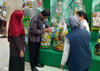 Dinkes Kota Yogyakarta bersama BBPOM Yogyakarta lakukan pengawasan pangan parsel lebaran di Toko Progo Yogyakarta, Kamis (26/2/2026).