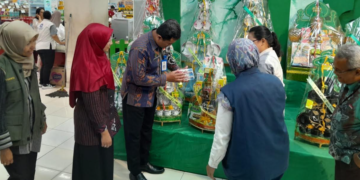 Dinkes Kota Yogyakarta bersama BBPOM Yogyakarta lakukan pengawasan pangan parsel lebaran di Toko Progo Yogyakarta, Kamis (26/2/2026).