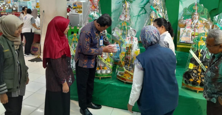 Dinkes Kota Yogyakarta bersama BBPOM Yogyakarta lakukan pengawasan pangan parsel lebaran di Toko Progo Yogyakarta, Kamis (26/2/2026).