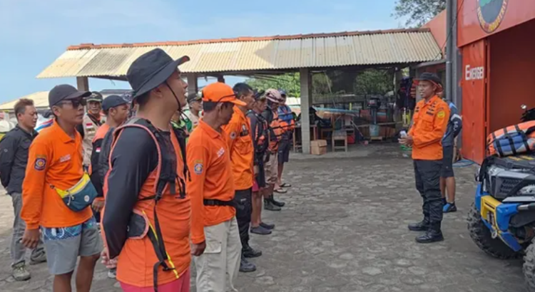 Petugas SAR Parangtritis