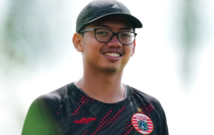 Dzikry Lazuardi yang sebelumnya merupakan analis Persija Jakarta kini ditarik oleh John Herdman untuk menangani Timnas Indonesia