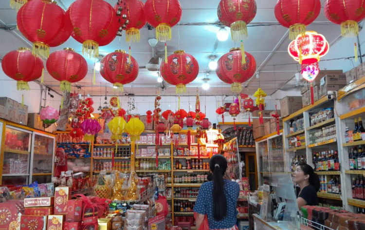 Suasana di toko pernak-pernik Imlek di kawasan Malioboro, Kamis (5/2/2026)