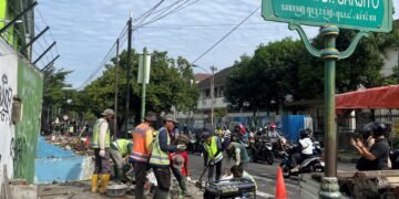 Pemkot Yogyakarta gotong royong membersihkan trotoar eks PKL penjahit di Jalan Prof Dr Sardjito, Terban, Jumat (20/2/2026)