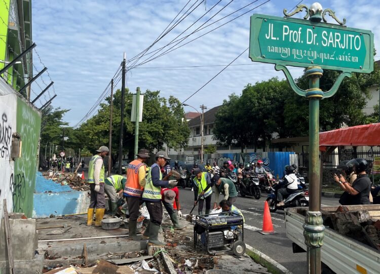 Pemkot Yogyakarta gotong royong membersihkan trotoar eks PKL penjahit di Jalan Prof Dr Sardjito, Terban, Jumat (20/2/2026)