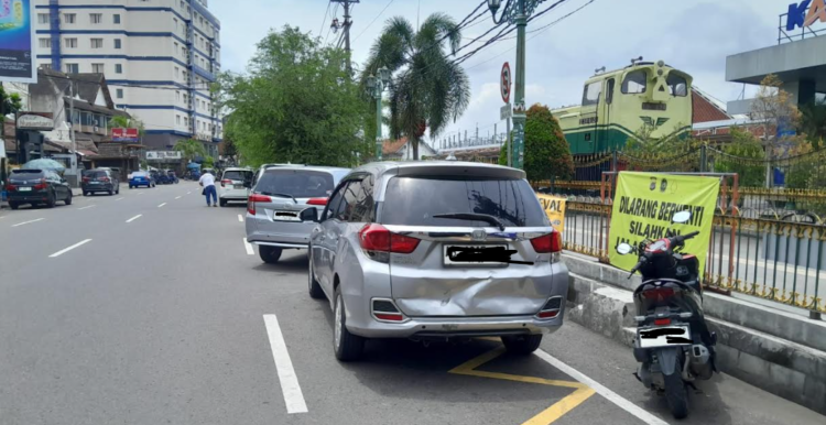 Larangan parkir yang ada di kawasan Jalan Pasar Kembang atau sarkem masih diabaikan oleh sebagian pengendara, Selasa (10/2/2026)