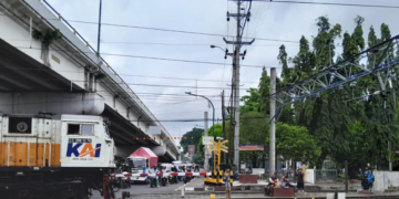 Suasana perlintasan kereta api di dekat Stasiun Lempuyangan, Kota Yogyakarta, Selasa (24/2/2026).