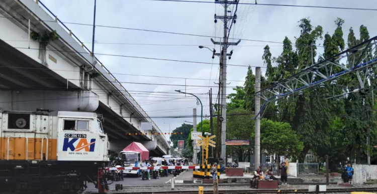 Suasana perlintasan kereta api di dekat Stasiun Lempuyangan, Kota Yogyakarta, Selasa (24/2/2026).