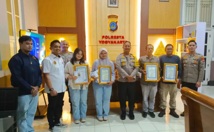 Mahasiswi Eviana mendapatkan penghargaan dari Polresta Yogyakarta atas aksinya melawan dan menangkap jambret di Umbulharjo, Rabu (11/2/2026)