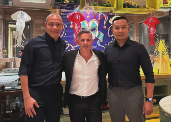 John Herdman diapit Nova Arianto dan Sofie Imam Faizal yang baru saja resmi didapuk sebagai asisten pelatih untuk Timnas Indonesia di ajang FIFA Series 2026