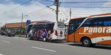 Sejumlah kendaraan tampak menempati parkir liar di kawasan larangan parkir di Jalan Pasar Kembang atau Sarkem, Selasa (10/2/2026)