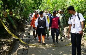 Bupati Gunungkidul Endah Subekti meninjau lokasi di wilayah Tancep, Ngawen yang terdampak longsor, Rabu (18/2/2026)