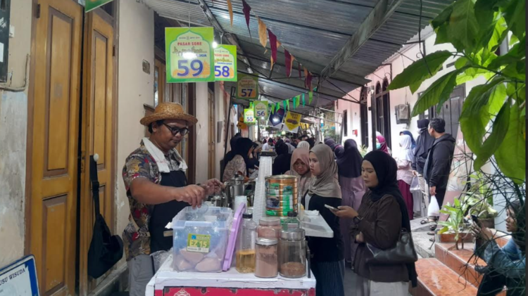 Suasana pasar sore Ramadan Kauman menjelang berbuka puasa, Selasa (24/2/2026)