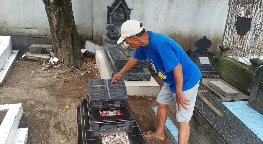 Juru kunci Makam Karangwaru, Hadi Subagyo, menunjukkan satu makam berisi dua jenazah, pada Kamis (12/2/2026).