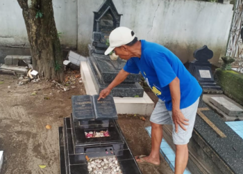 Juru kunci Makam Karangwaru, Hadi Subagyo, menunjukkan satu makam berisi dua jenazah, pada Kamis (12/2/2026).