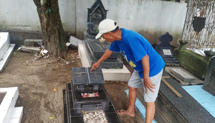 Juru kunci Makam Karangwaru, Hadi Subagyo, menunjukkan satu makam berisi dua jenazah, pada Kamis (12/2/2026).