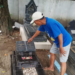 Juru kunci Makam Karangwaru, Hadi Subagyo, menunjukkan satu makam berisi dua jenazah, pada Kamis (12/2/2026).