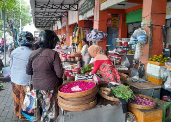 Aktivitas penjual bunga tabur di kawasan Pasar Kranggan kelarisan jelang Ramadan, Minggu (8/2/2026)
