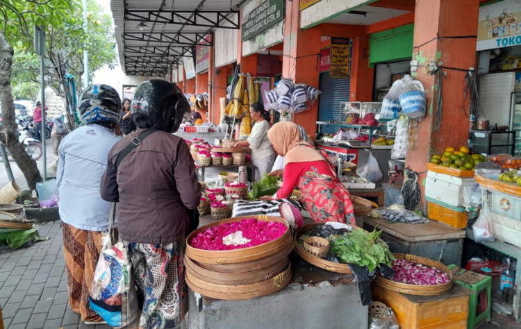 Aktivitas penjual bunga tabur di kawasan Pasar Kranggan kelarisan jelang Ramadan, Minggu (8/2/2026)