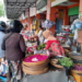 Aktivitas penjual bunga tabur di kawasan Pasar Kranggan kelarisan jelang Ramadan, Minggu (8/2/2026)