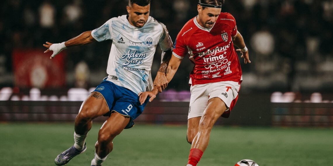 Penyerang sayap Bali United, Thijmen Goppel, (kanan) berduel dengan pemain PSIM Yogyakarta, Anton Fase, di Stadion Kapten I Wayan Dipta, Gianyar, Sabtu (20/9/2025). Kedua tim kembali bentrok di Stadion Sultan Agung, Bantul, Senin (23/2/2026).
