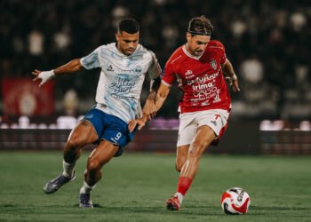 Penyerang sayap Bali United, Thijmen Goppel, (kanan) berduel dengan pemain PSIM Yogyakarta, Anton Fase, di Stadion Kapten I Wayan Dipta, Gianyar, Sabtu (20/9/2025). Kedua tim kembali bentrok di Stadion Sultan Agung, Bantul, Senin (23/2/2026).