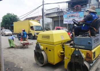Perbaikan jalan rusak di jalur pantura tepatnya di wilayah Pekalongan