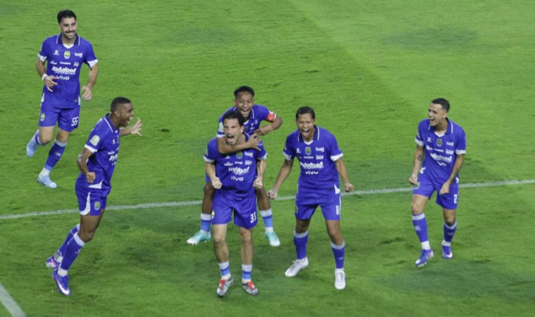 Para penggawa Persib Bandung merayakan gol ke gawang Malut United