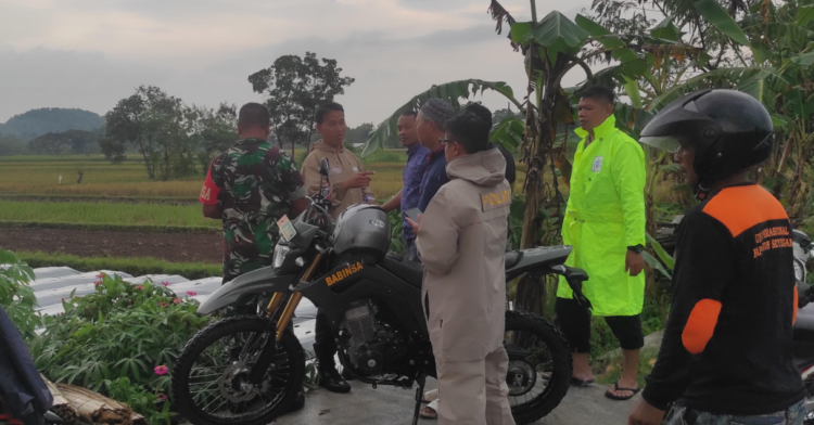 petugas kepolisian hingga BPBD Sleman melakukan pengecekan di lokasi kejadian petani tewas tersambar petir di Padukuhan Barak, Seyegan, Senin (9/2/2026)