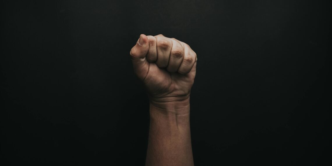 Ilustrasi simbol perlawanan dan kritik atas kebijakan yang mencederai demokrasi dan supremasi masyarakat sipil