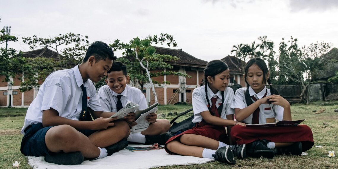 Ilustrasi pelajar mengikuti sistem pendidikan Indonesia