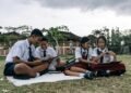 Ilustrasi pelajar mengikuti sistem pendidikan Indonesia