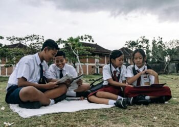 Ilustrasi pelajar mengikuti sistem pendidikan Indonesia