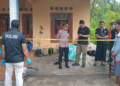 Anggota Polres Bantul menggelar olah TKP di kediaman seorang pria yang tewas dibacok saat tidur di Dusun Kaliurang, Argomulyo, Bantul, Rabu (25/2/2026).