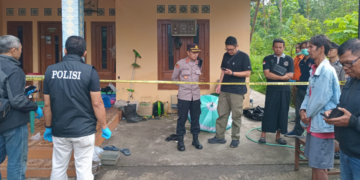 Anggota Polres Bantul menggelar olah TKP di kediaman seorang pria yang tewas dibacok saat tidur di Dusun Kaliurang, Argomulyo, Bantul, Rabu (25/2/2026).