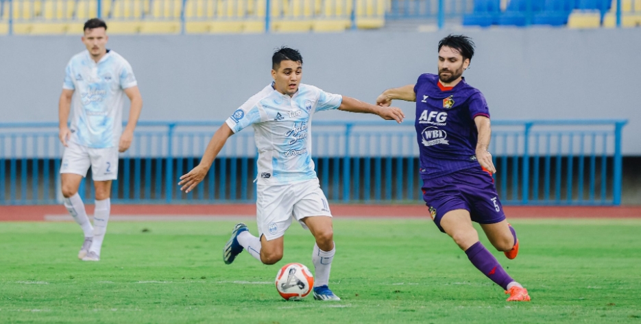 Penggawa PSIM Yogyakarta berebut bola dengan pemain Persik Kediri dalam lanjutan BRI Super League, Jumat (13/2/2026). Dalam laga tersebut, Laskar Mataram hanya mampu membawa pulang satu poin setelah hanya bermain imbang 2-2