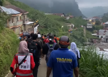 Sejumlah relawan yang mengevakuasi pendaki Yazid Ahmad Firdaus yang hilang selama tiga pekan menuruni kawasan Gunung Lawu seusai jenazah pemuda berusia 26 tahun tersebut ditemukan