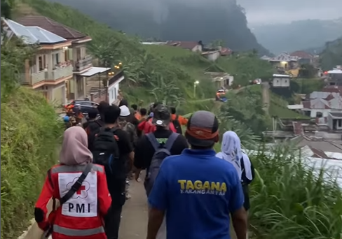 Sejumlah relawan yang mengevakuasi pendaki Yazid Ahmad Firdaus yang hilang selama tiga pekan menuruni kawasan Gunung Lawu seusai jenazah pemuda berusia 26 tahun tersebut ditemukan