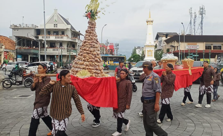 Warga Gowongan mengarak gunungan apem hingga nasi berkat dalam gelaran ruwahan sambut Ramadan, Sabtu (14/2/2026)