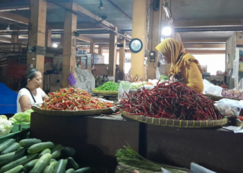 pedagang tengah bertransaksi dengan pembeli cabai di Pasar Beringharjo, Minggu (1/2/2026)