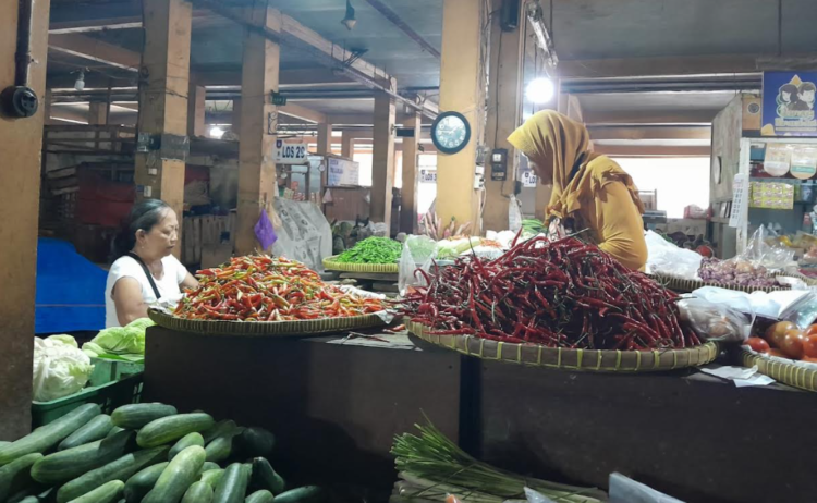 pedagang tengah bertransaksi dengan pembeli cabai di Pasar Beringharjo, Minggu (1/2/2026)