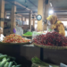 pedagang tengah bertransaksi dengan pembeli cabai di Pasar Beringharjo, Minggu (1/2/2026)