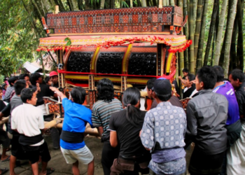 Tradisi Rambu Solo yakni upacara pemakaman adat masyarakat Toraja