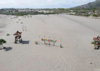 Wisata alam di Bantul yakni Gumuk Pasir yang terletak di kawasan Pantai Parangtritis menjadi satu di antara destinasi favorit wisatawan.
