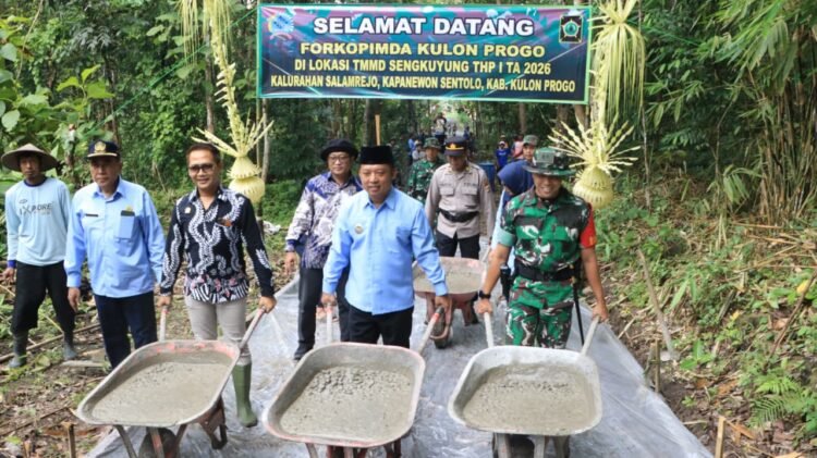 Wakil Bupati Kulon Progo Ambar Purwoko membuka gelaran TMMD di Lapangan Salamrejo, Kulon Progo, Selasa (10/2/2026)