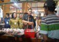 Wakil Wali Kota Wawan Harmawan berbincang dengan pedagang pasar.