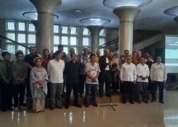 Para guru besar Universitas Gadjah Mada menyampaikan sikapndi tengah kondisi globalnyang memanas dan serta masukan kepada pemerintah di Balairung, Karangmalang, Caturtunggal, Depok, Sleman, DIY, Senin (2/3/2026).