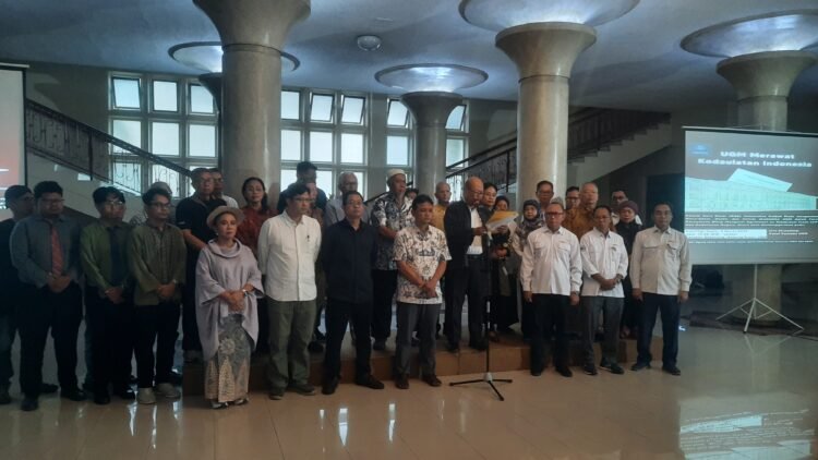 Para guru besar Universitas Gadjah Mada menyampaikan sikapndi tengah kondisi globalnyang memanas dan serta masukan kepada pemerintah di Balairung, Karangmalang, Caturtunggal, Depok, Sleman, DIY, Senin (2/3/2026).
