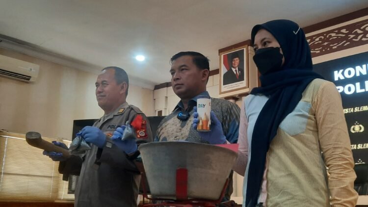 Polresta Sleman mengungkap kepemilikan petasan ilegal seorang anak di Sleman, Jumat (13/3/2026)