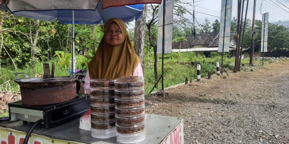 Badarmiyatun (52) penjual walang goreng di jalan Jogja-Wonosari, Gunungkidul, DIY, Kamis (26/3/2026).